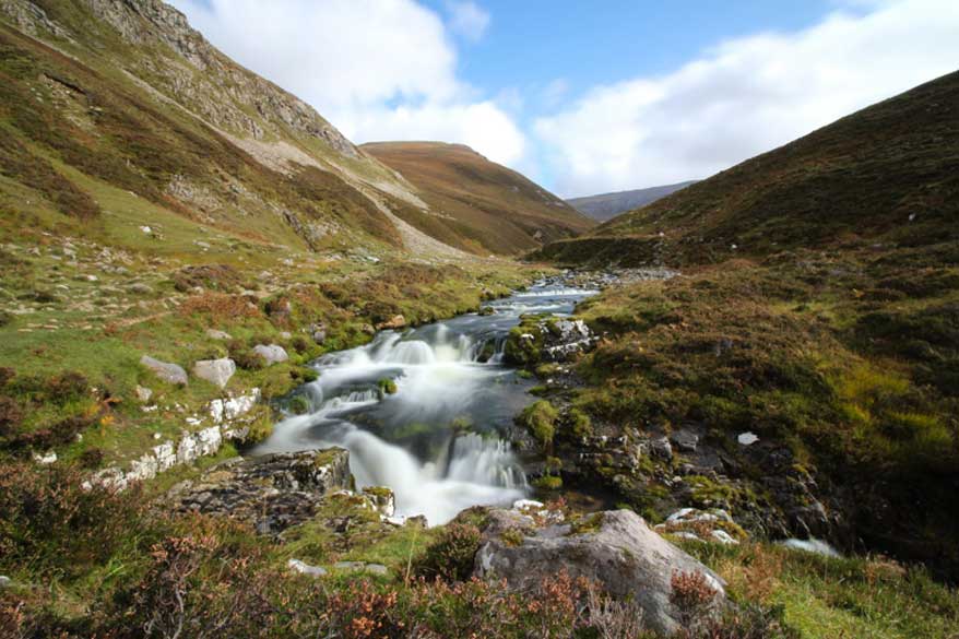 Tal mit Wasserfall Schottland