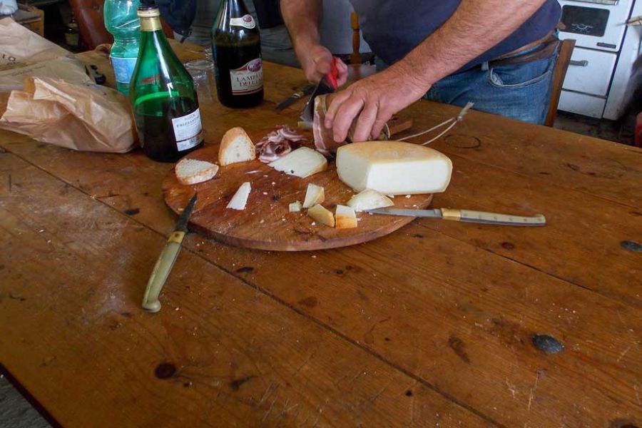 Käse und Wein Toskana